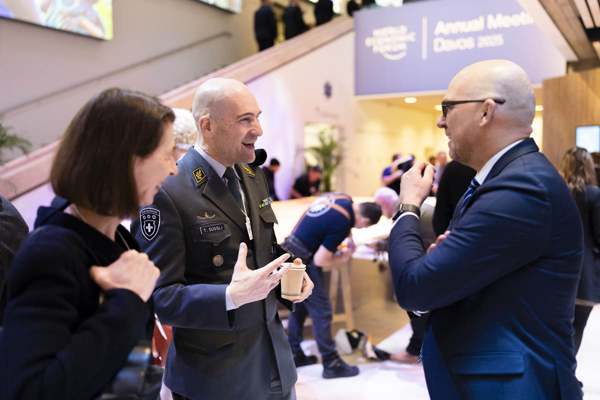 Botschafterin Doris Frick, Korpskommandant Thomas Süssli, Chef der Schweizer Armee, und Regierungschef Daniel Risch.