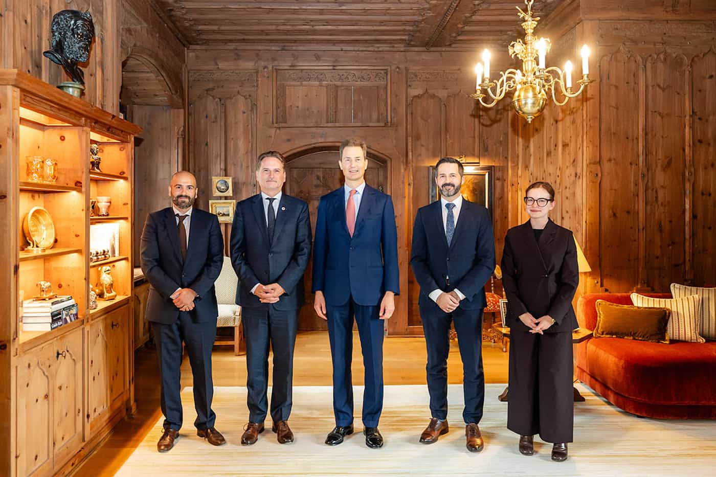 (v.l.) Arash Rahimi Afshari (IKRK), Pierre Krähenbühl (IKRK-Generaldirektor), S.D. Erbprinz Alois von und zu Liechtenstein, Panagiotis Potolidis-Beck (AAA), Lena Klein-Holtz (AAA), (© Julian Konrad)