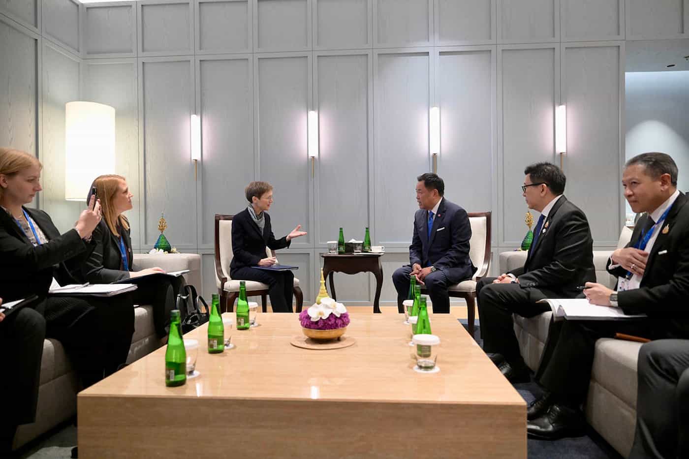 Regierungschefin Brigitte Haas im Gespräch mit Anutin Charnuvirakul, dem thailändischen Premierminister. (Quelle: Embassy of Thailand)