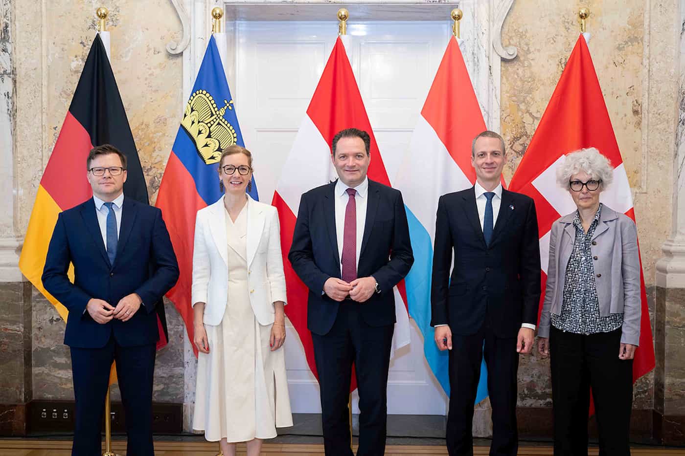 Bundesminister Carsten Schneider (DE), Regierungschefin-Stellvertreterin Sabine Monauni, Bundesminister Norbert Totschnig(AT), Minister Serge Wilems(LUX) und Direktorin Katrin Schneeberger (CH) beim deutschsprachigen Umweltministertreffen in Wien. (Quelle: BMLUK/Hemerka)