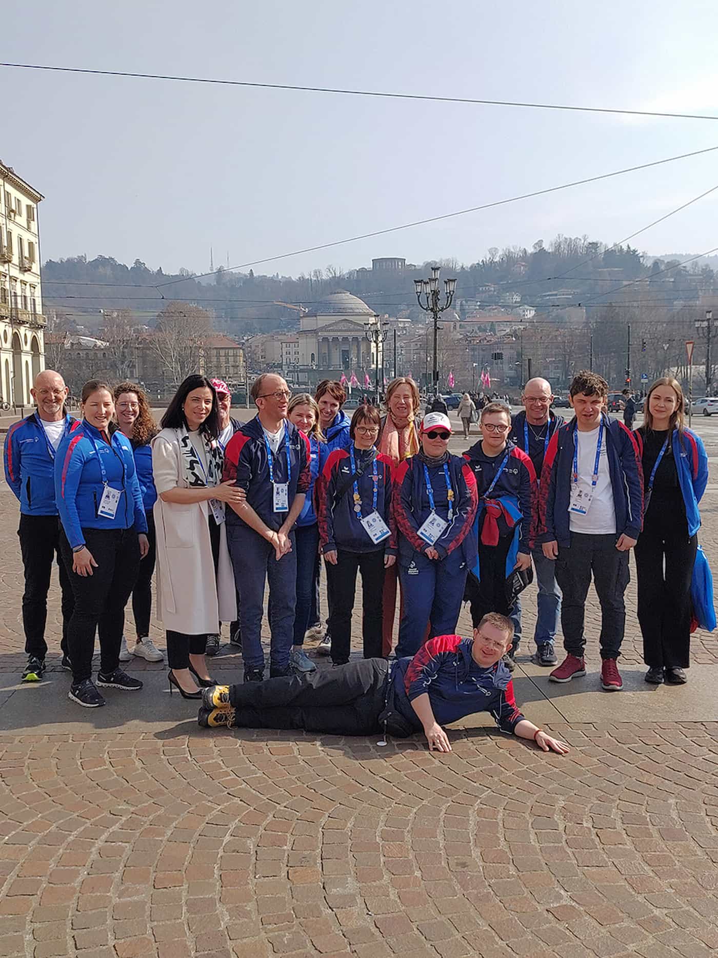 Sportministerin Dominique Hasler gemeinsam mit der Delegation aus Liechtenstein und dem Betreuerteam bei den Special Olympics Winterspielen in Turin.