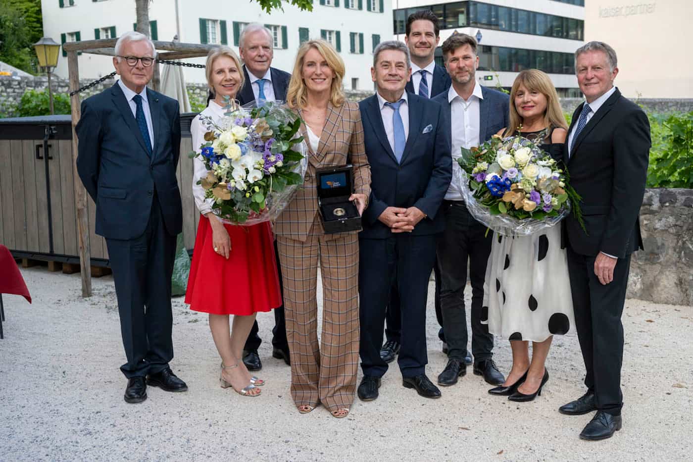 (v.l.) Prof. Dr. Hans-Gert Pöttering (Beirat), Hedy-Marie Ospelt (Beirat), Friedhelm Gruber (Stiftungsrat), Dr. Maria Furtwängler (Preisträgerin), Michael Hellmann (Protektor), Dr. Jan-F. Hellmann LL.M. (Stiftungsrat), Dr. Ruben Reike (Beirat), Dr. Nino Pahl-Nioradze, Dr. iur. Markus Otto Hasler (Stiftungsrat) 