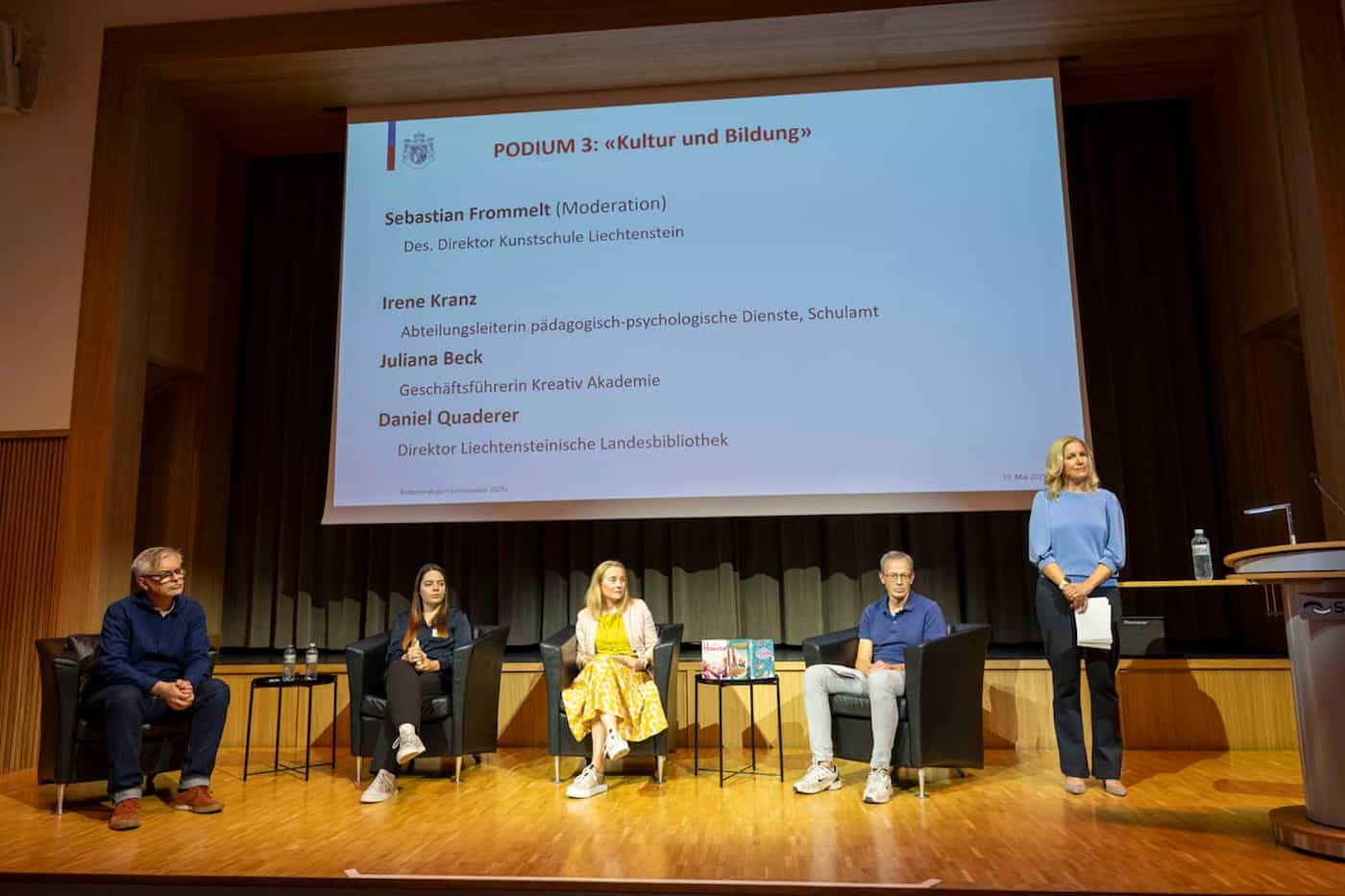 (v.l.) Sebastian Frommelt (Erwachsenenbildung/Kunstschule), Juliana Beck (Kreativ Akademie), Irene Kranz (Schulamt), Daniel Quaderer (Liechtensteinische Landesbibliothek), Doris Quaderer (Moderation)