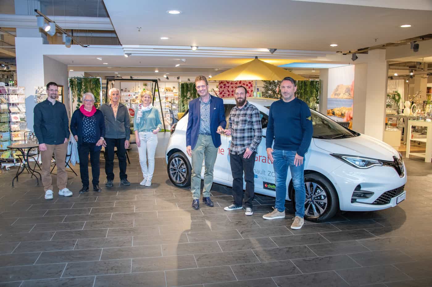 Die Gewinner der Endziehung des 50 Jahre Delta Möbel Jubiläumswettbewerbs (von rechts): Michele Laghi, Mühleholz-Garage AG Vaduz, Philippe Eisenbart (1. Preis), Willi Gebelein Geschäftsleitung Delta Möbel AG, Sonja Kümmerli, Erwin Geisser, Maria Schätti und Peter Frick (Einkaufsgutscheine), © exclusiv