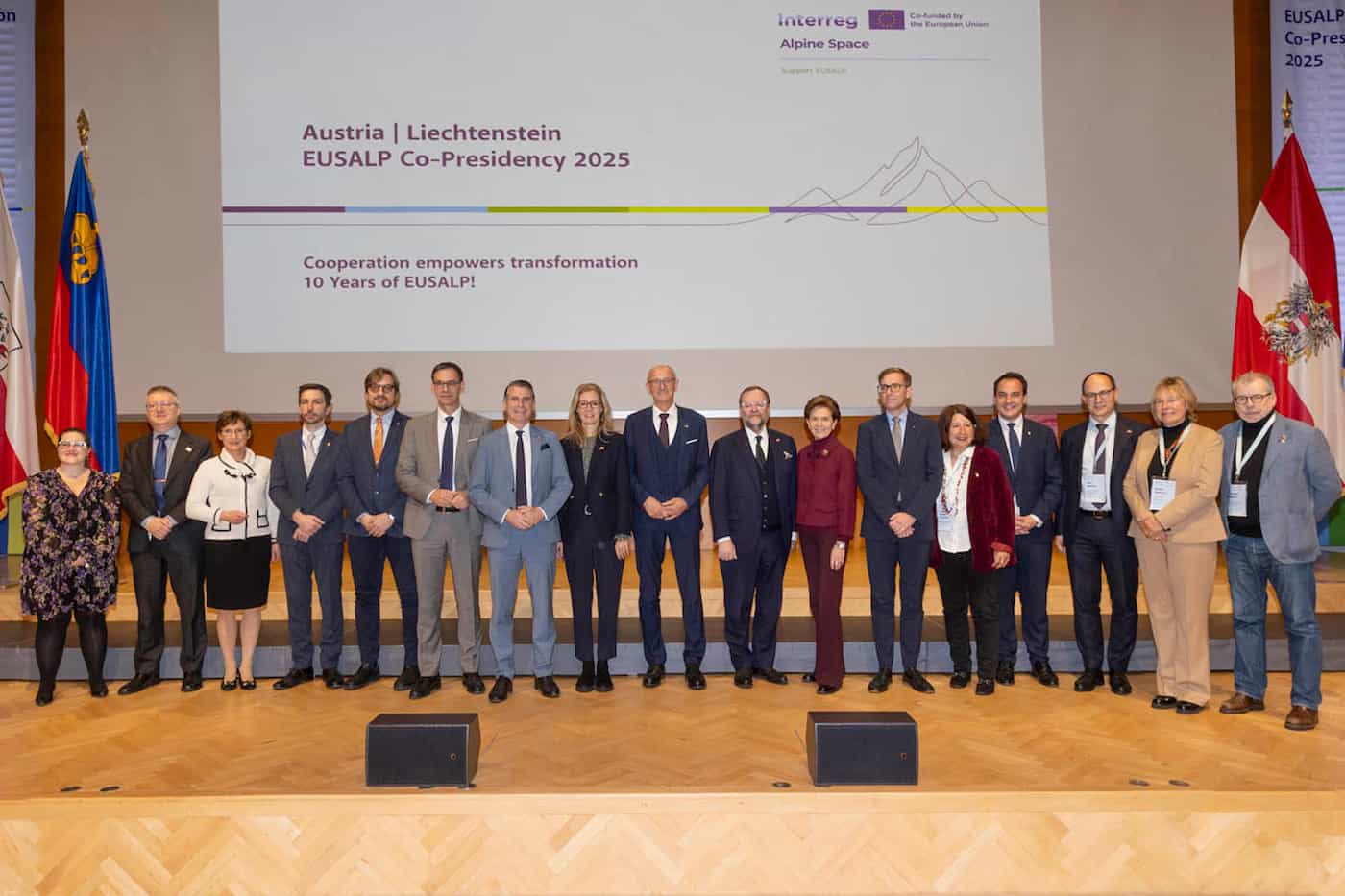 Regierungschefin-Stellvertreterin Sabine Monauni mit Vertreterinnen und Vertretern der Mitgliedsregionen. (Quelle: Land Tirol/Die Fotografen Charly Lair)