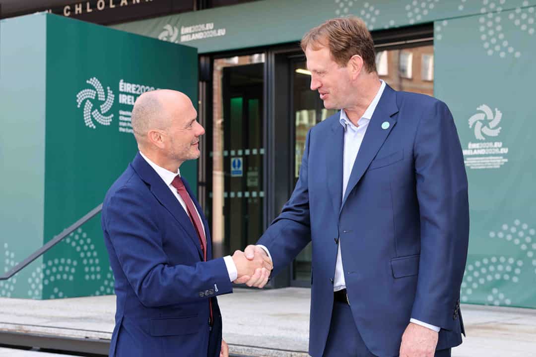 Regierungsrat Hubert Büchel wird beim informellen Innenministertreffen in Dublin von Jim O'Callaghan, Minister für Justiz, Inneres und Migration von Irland begrüsst. (Quelle: European Union) 