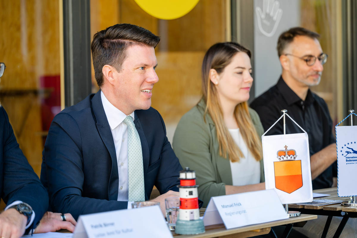 Regierungsrat und Kulturminister Manuel Frick, Juliane Beck und Fabian Reuteler, Co-Kuratoren der Veranstaltung, informierten über die Künstler:innenbegegnung an der Medienorientierung.