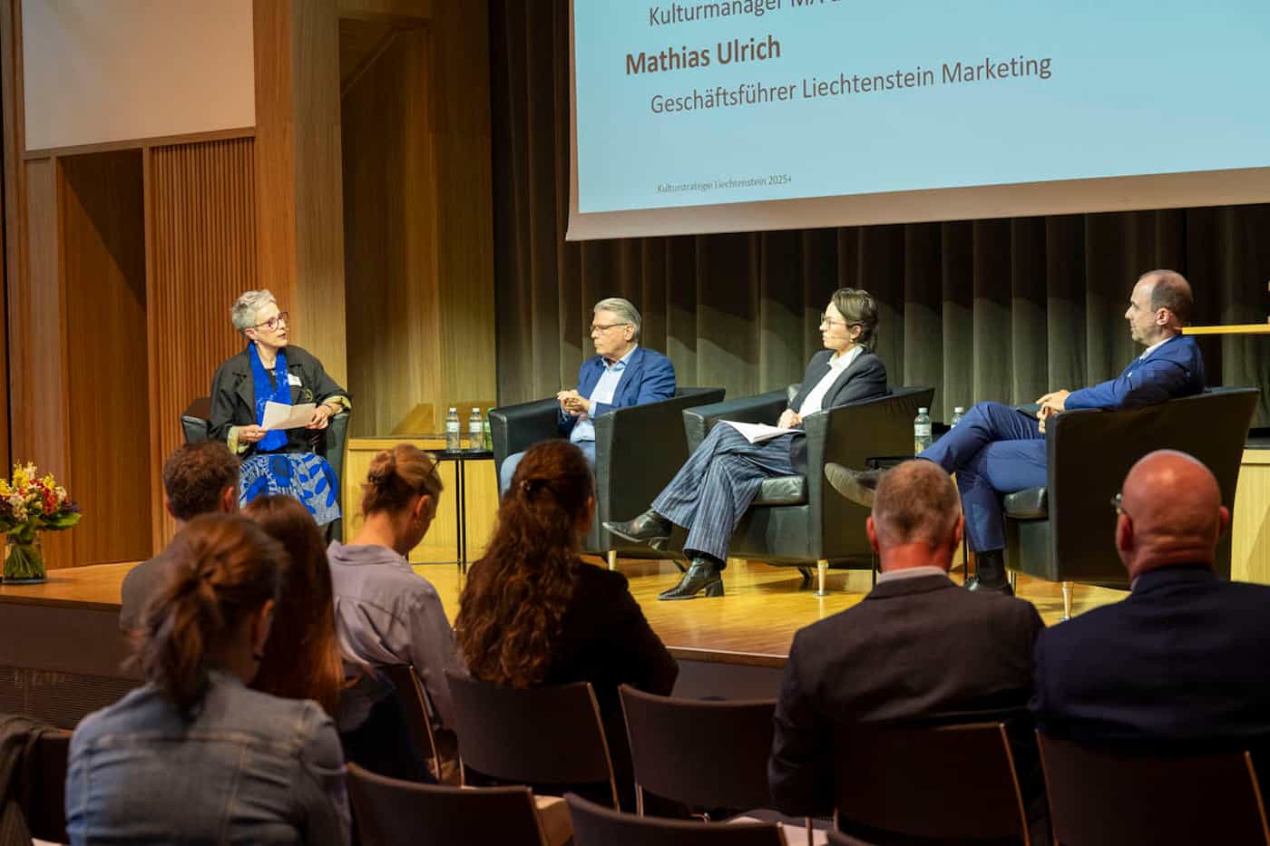 (v.l.) Dagmar Frick-Islitzer (Künstlerin), Micheal Gattenhof (Veranstalter), Martina Morger (Künstlerin), Matthias Ulrich (Liechtenstein Marketing)
