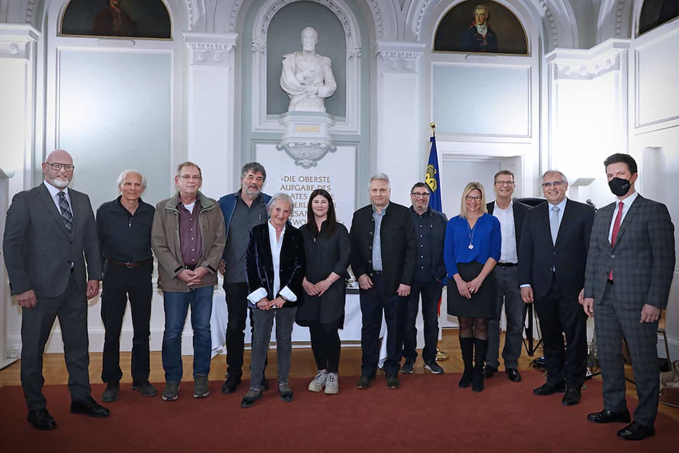  Die Preisträger 2021 mit Regierungsrat Manuel Frick (rechts) und Patrik Birrer (Leiter Amt für Kultur; links)