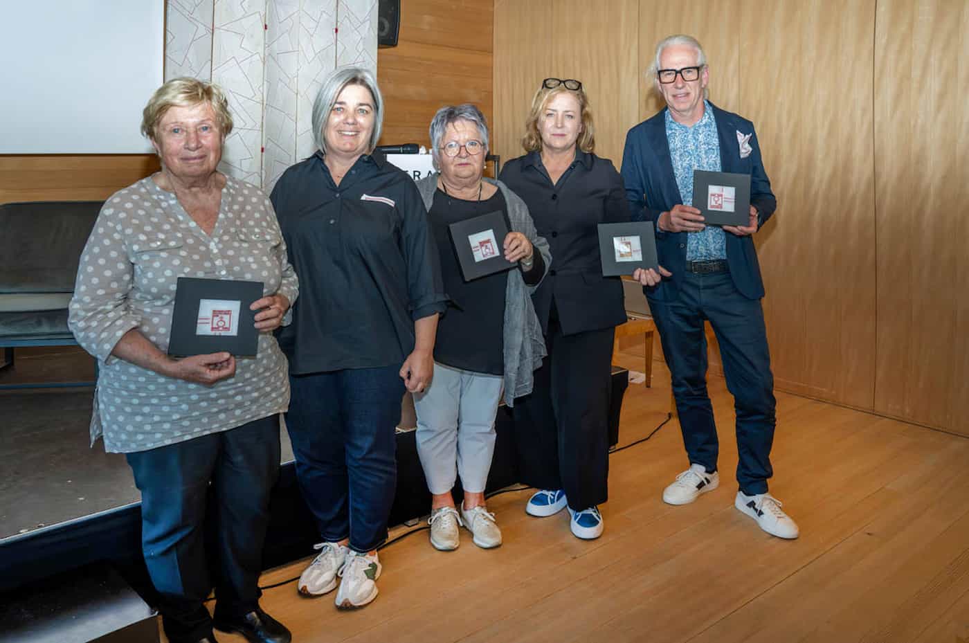 (v.l.) Helen Marxer-Bulloni (Pionierin für die Gleichberechtigung), Christine Böhmwalder (Leiterin der Philatelie Liechtenstein), Gertrud Kohli (Künstlerin), Stefania Pitscheider Soraperra (Direktorin des Frauenmuseums in Hittisau), Markus Hämmerle (Direktor der Stickerei Hämmerle & Vogel), Fotos: © exclusiv