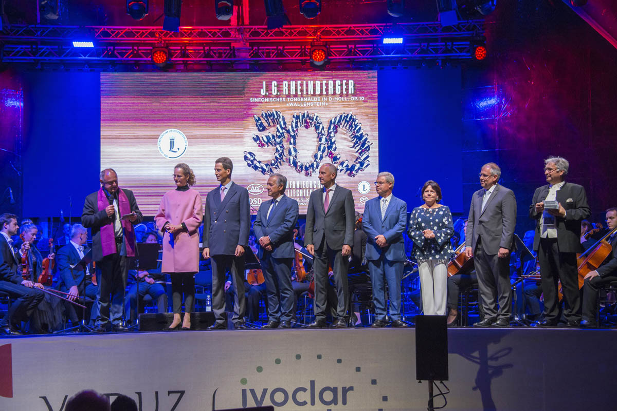 23.08.2019 Vaduz Classic (v.l.) Ernst Walch, I.K.H. Erbprinzessin Sophie, S.D. Erbprinz Alois, Landtagspräsident Albert Frick, Regierungschef Adrian Hasler, Christoph Zeller und Christina Zeller von Hauptsponsor Ivoclar Vivadent, Bürgermeister von Vaduz, Manfred Bischof, Drazen Domjanic künstlerischer Leiter von Vaduz Classic