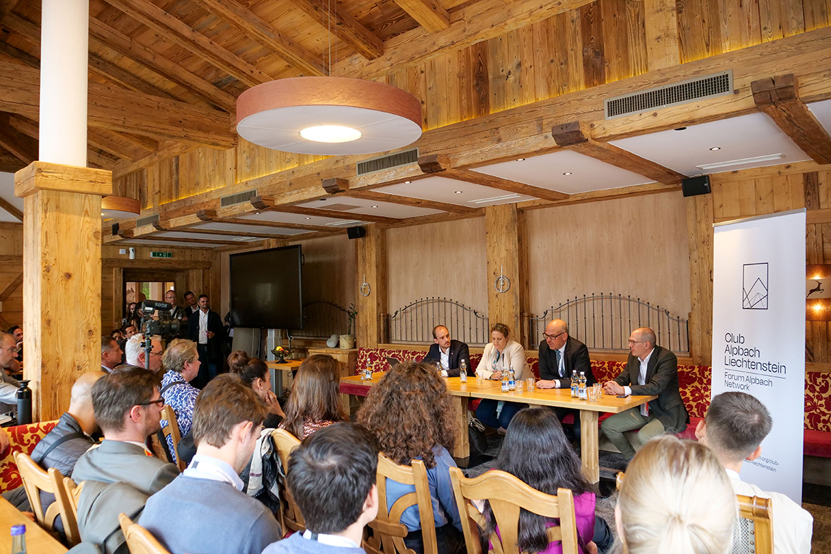 Kamingespräch beim Forum Alpbach: Moderator Niko Jilch, Journalistin Izabella Kaminska, Regierungschef Daniel Risch und Staatssekretär Florian Tursky. (Quelle: Alexander Frick)