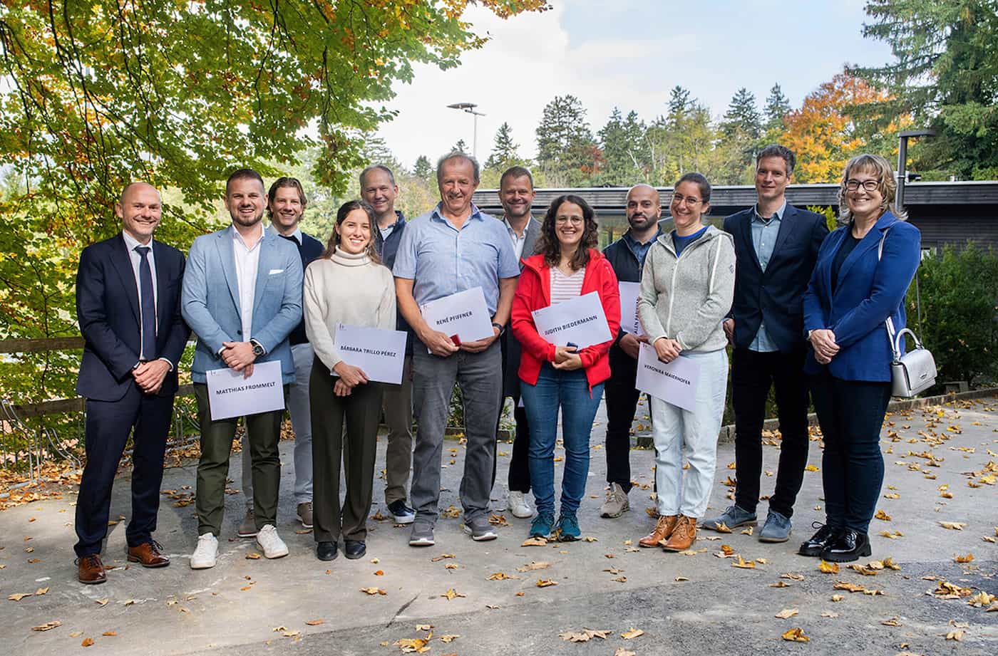 Von links: Regierungsrat Hubert Büchel, Matthias Frommelt, Patrick Maier, Barbara Trillo Perez, Urs Öhry, René Pfiffner, Daniel Hasler, Judith Biedermann, Alen Papikyan, Veronika Maierhofer, Jürgen Tömördy und Monika Lang-Plüss.