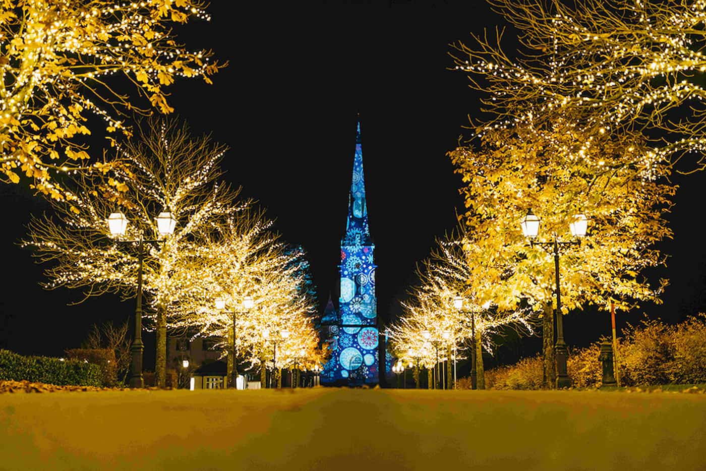 Kirche: Die Reformierte Kirche steht im Mittelpunkt der mit Lichterketten geschmückten Bäume beim Kurpark. Copyright: Nicholas Iliano