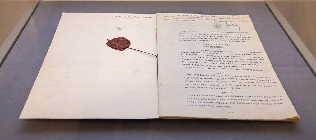 Am 24. August 1921 nahm der Landtag die Verfassung einstimmig an, am 5. Oktober 1921 wurde sie von Prinz Karl unterzeichnet.