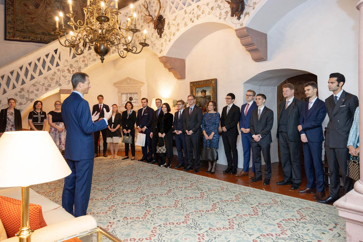 S.D. Erbprinz Alois von und zu Liechtenstein begrüsst die Stagiaires im Treppensaal auf Schloss Vaduz.