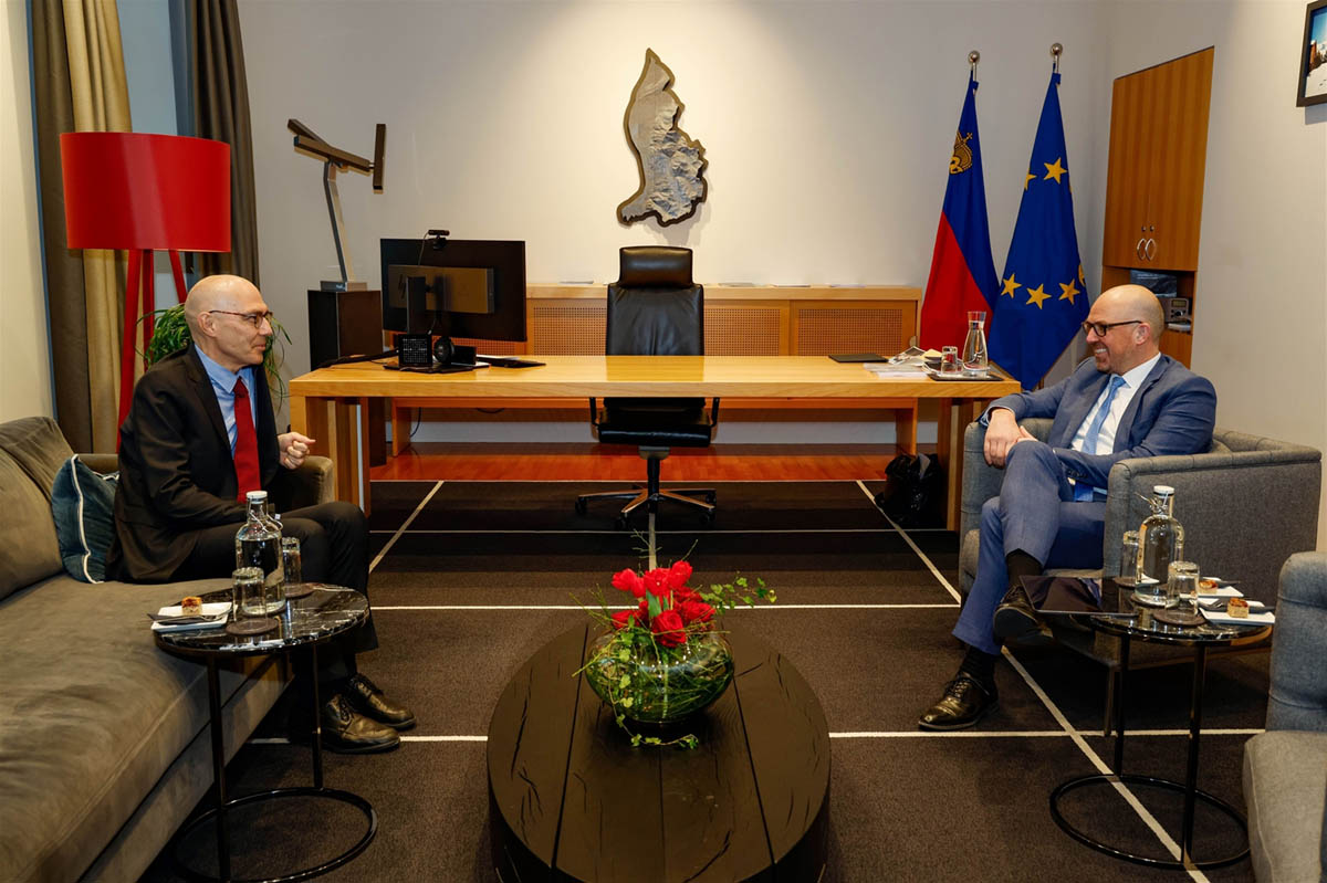 UNO-Hochkommissar Volker Türk im Austausch mit Regierungschef Daniel Risch.
