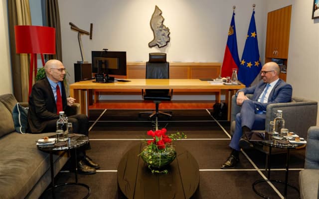 UNO-Hochkommissar Volker Türk im Austausch mit Regierungschef Daniel Risch.
