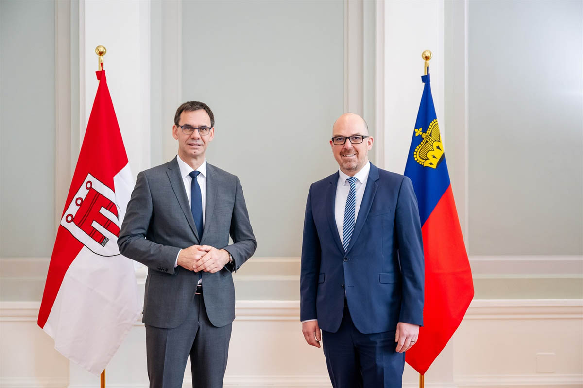 Landeshauptmann Markus Wallner wird von Regierungschef Daniel Risch im Regierungsgebäude begrüsst.