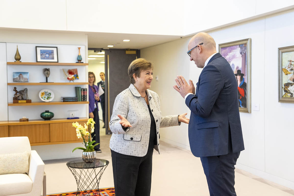 IWF-Direktorin Kristalina Georgieva begrüsst Regierungschef Daniel Risch zum Arbeitsgespräch. (Quelle: IMF Photo)