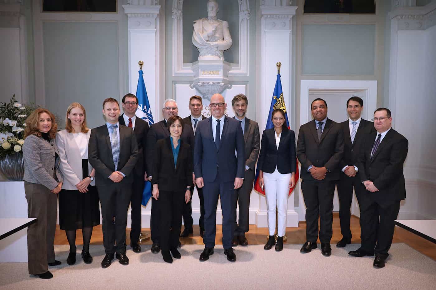 Besuch im Regierungsgebäude: Cornelia Marxer, Daniela Sele, Martin Meier, Botschafter Georg Sparber, Generalsekretär Simon Biedermann, Delegationsleiterin Kazuko Shirono, Philippe Zellweger, Regierungschef Daniel Risch, Thomas Elkjaer, Tara Iyer, Rodgers Chawani, Martin Gächter und Andrew Baer.