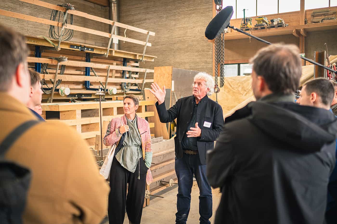 Zur Eröffnung des Earth Hubs an der Universität Liechtenstein besuchten Lehmbau-Pioniere Anna Heringer und Martin Rauch mit 40 internationalen Gästen die Werkhalle Schlins und zukunftsweisende Bauten in der Schweiz. (Foto: Mustafa Karaaslan)