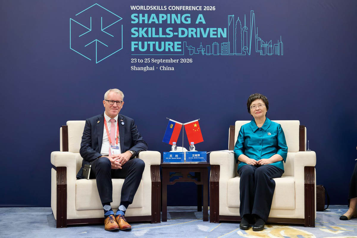 Regierungsrat Daniel Oehry beim Treffen mit Bildungsministerin Wang Xiaoping. (Quelle: ZVG)