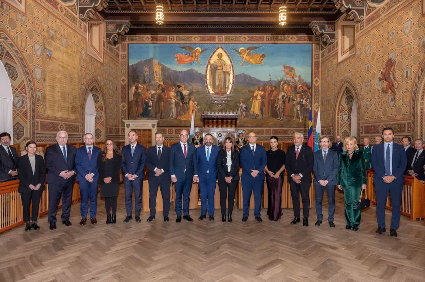 Gruppenbild im Parlamentssaal des Palazzo Publico mit der San Marinesischen Regierung, den Capitani Reggenti und der Liechtensteiner Delegation. 