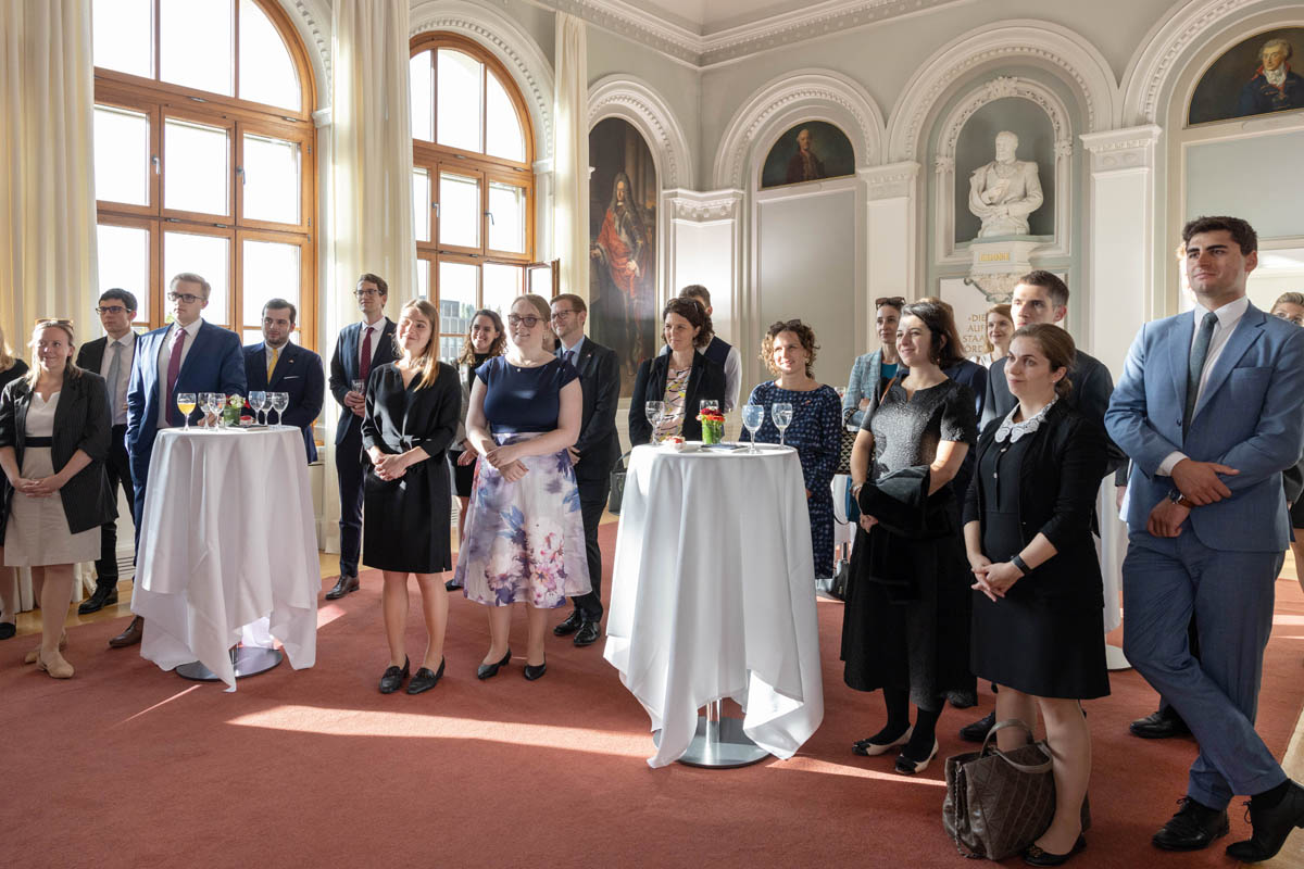 Diskussion der Delegation mit Regierungsrätin Dominique Hasler und Botschafter Martin Frick im Fürst Johannes Saal des Regierungsgebäudes.