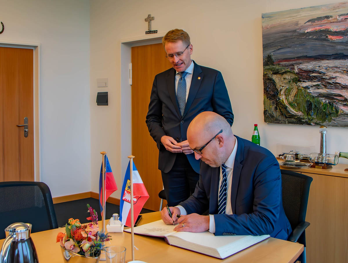 Regierungschef Daniel Risch beim Eintrag in das «Goldene Buch der Stadt Kiel». (Quelle: Staatskanzlei Schleswig-Holstein)