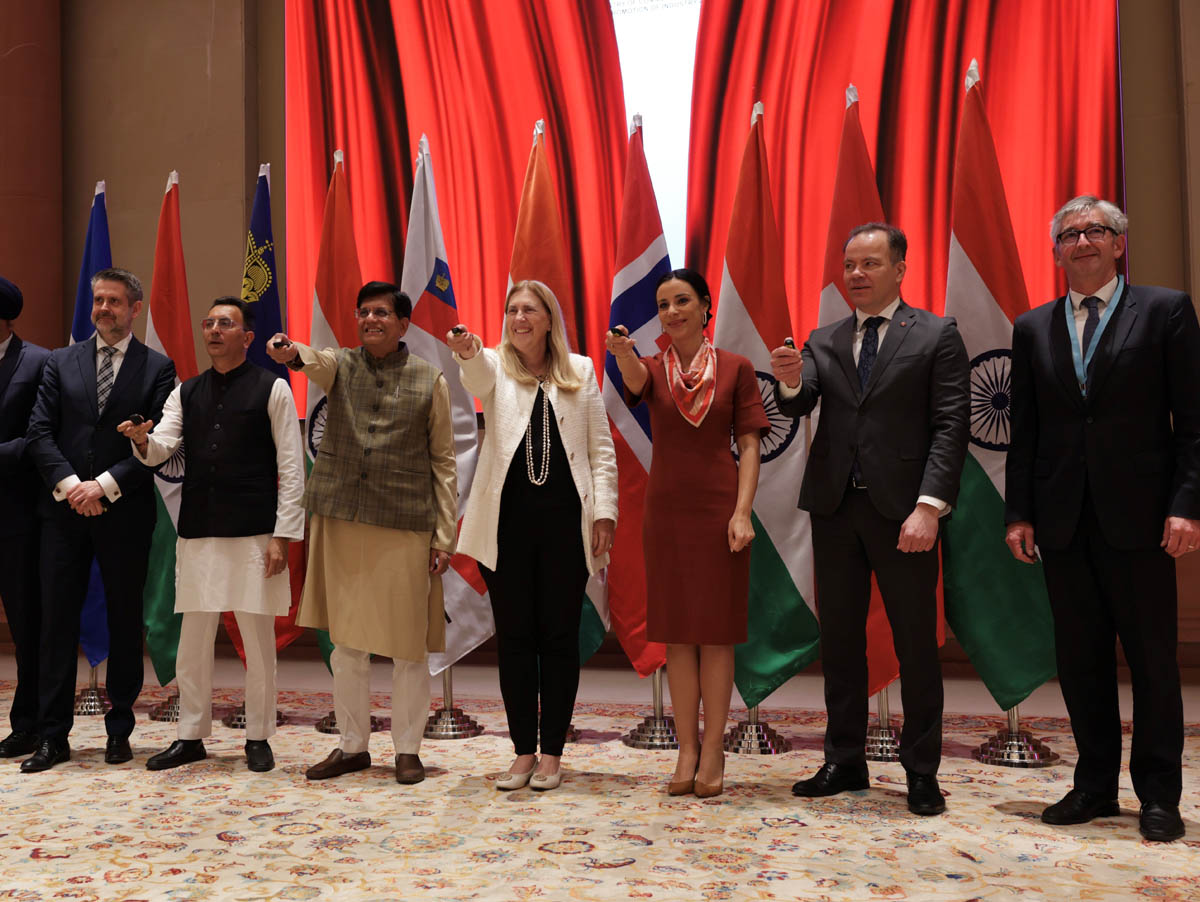 Die EFTA-Vertreterinnen und -Vertreter und Minister Puyish Goyal eröffnen den EFTA-Desk: Martin Eyjolfsson (Staatssekretär/Aussenministerium Island), Jitin Prasada (Staatsminister für Handel und Industrie Indien), Piyush Goyal (Handelsminister Indien), SECO-Staatssekretärin Helen Budliger Artieda, Regierungsrätin Dominique Hasler, Thomas Norvoll (Staatssekretär/Handels- und Industrieministerium Norwegen) und der stellvertretende EFTA-Generalsekretär Markus Schlagenhof. (Quelle: EFTA-Sekretariat)