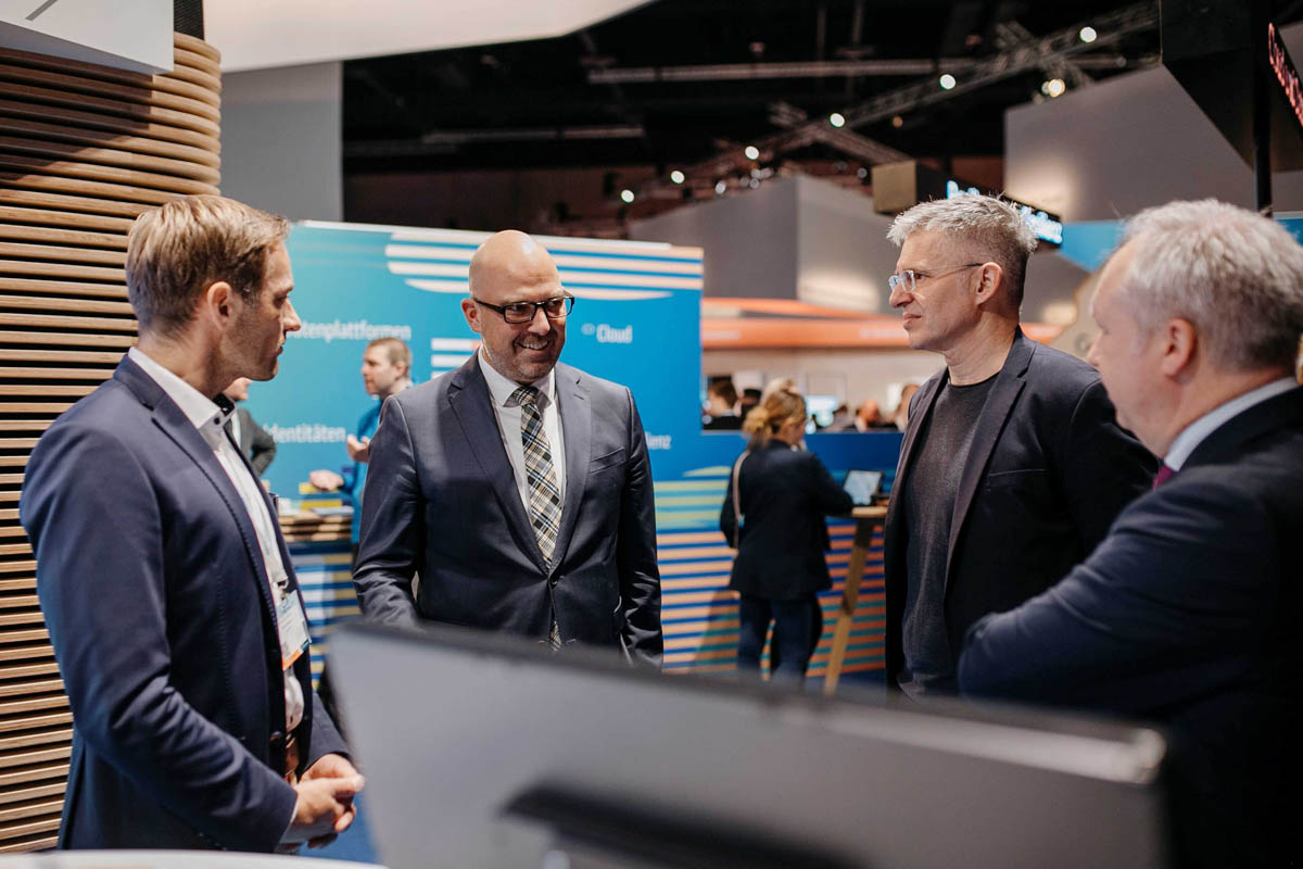 Regierungschef Daniel Risch im Austausch mit Teilnehmern.