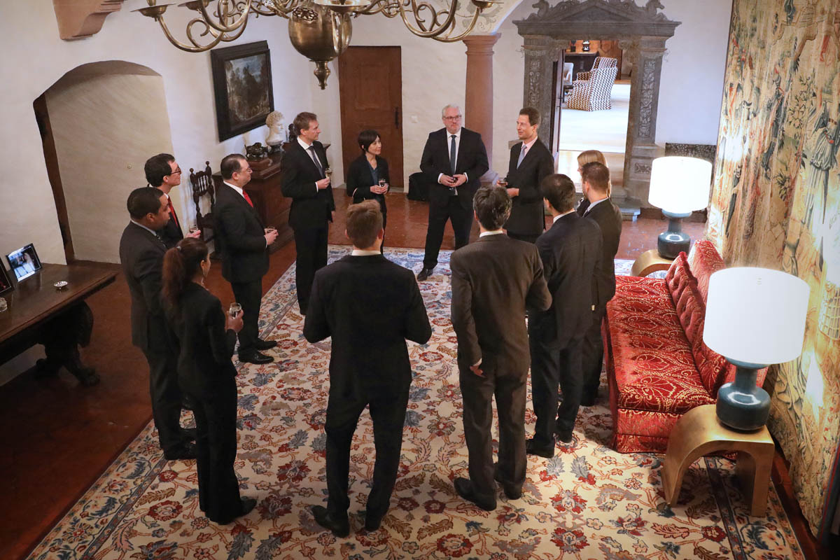 S.D. Erbprinz Alois von und zu Liechtenstein empfängt die IWF-Delegation auf Schloss Vaduz.