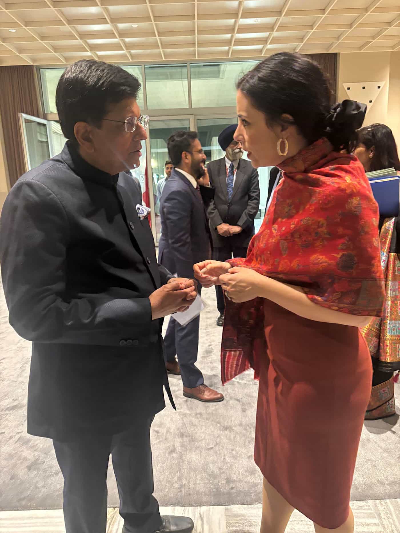 Regierungsrätin Dominique Hasler im Gespräch mit dem indischen Handelsminister Piyush Goyal.