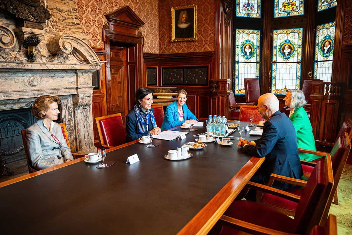 Regierungsrätin Dominique Hasler, Botschafterin Isabel Frommelt-Gottschald und Honorarkonsulin Gianna le Claire beim Arbeitsgespräch mit dem Ersten Bürgermeister Peter Tschentscher im Hamburger Senat. (Quelle: Freie und Hansestadt Hamburg Senatskanzlei – Pressestelle des Senats)