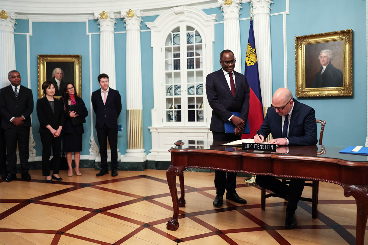 Regierungschef Daniel Risch unterzeichnet das Übereinkommen mit dem Internationalen Währungsfonds (IWF). (Quelle: IMF Photo)