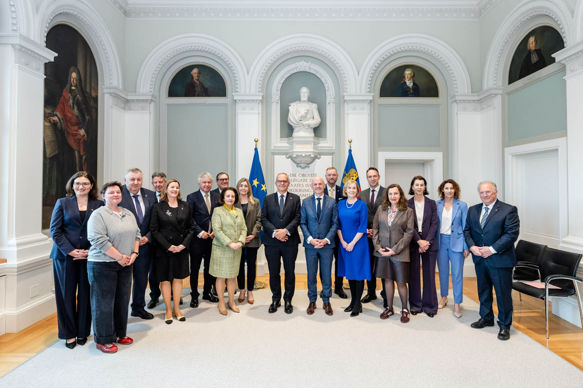 Regierungsrat Hubert Büchel empfing die in Liechtenstein akkreditierten Botschafterinnen und Botschafter der EU-Staaten zu einem Dialog im Regierungsgebäude. (Quelle: IKR/Julian Konrad)