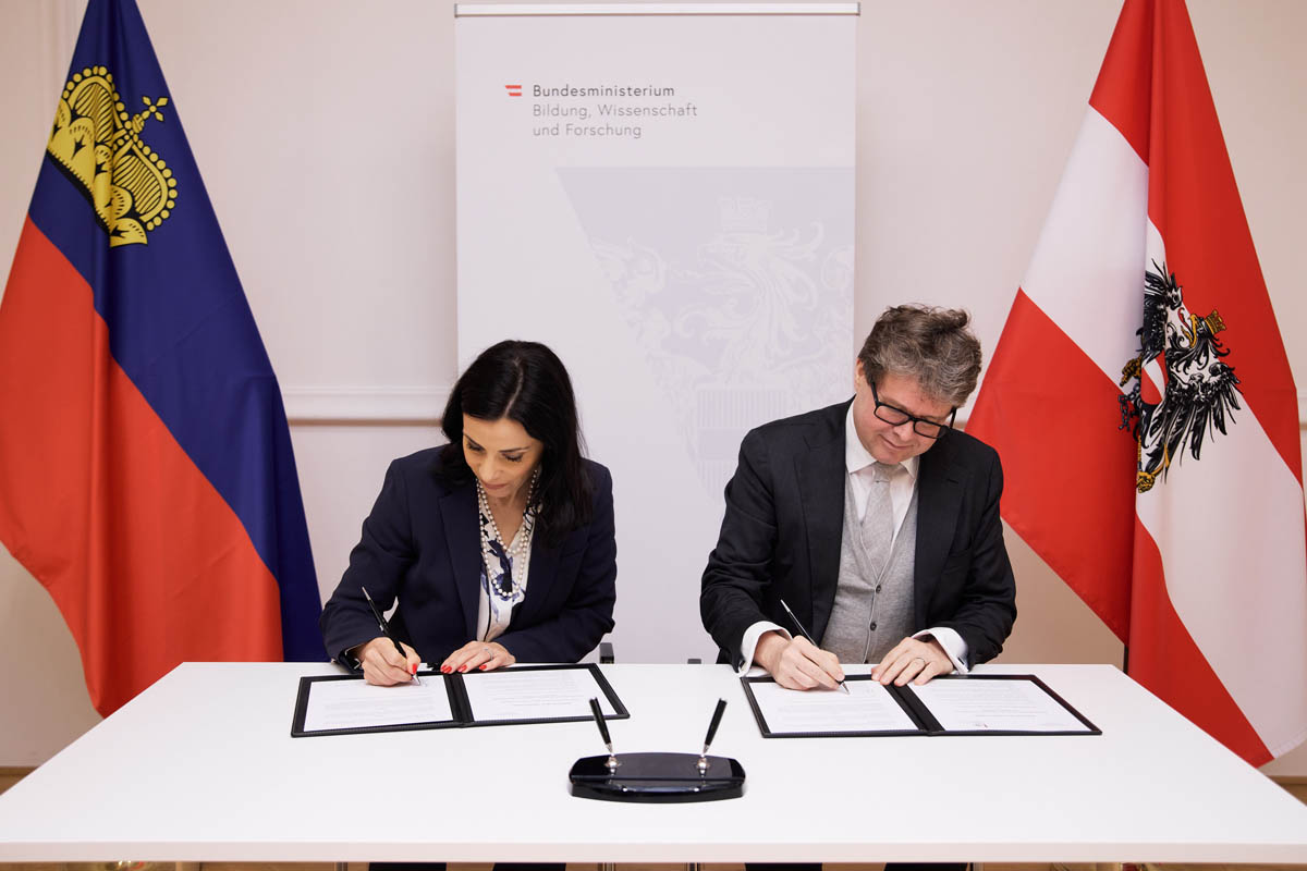 Unterzeichnung eines Memorandum of Understanding (MoU) zur Vertiefung und zum weiteren Ausbau der Zusammenarbeit im Bereich der Bildung: Regierungsrätin Dominique Hasler und Martin Polaschek, Bundesminister für Bildung, Wissenschaft und Forschung. (Quelle: Bundesministerium für Bildung, Wissenschaft und Forschung)