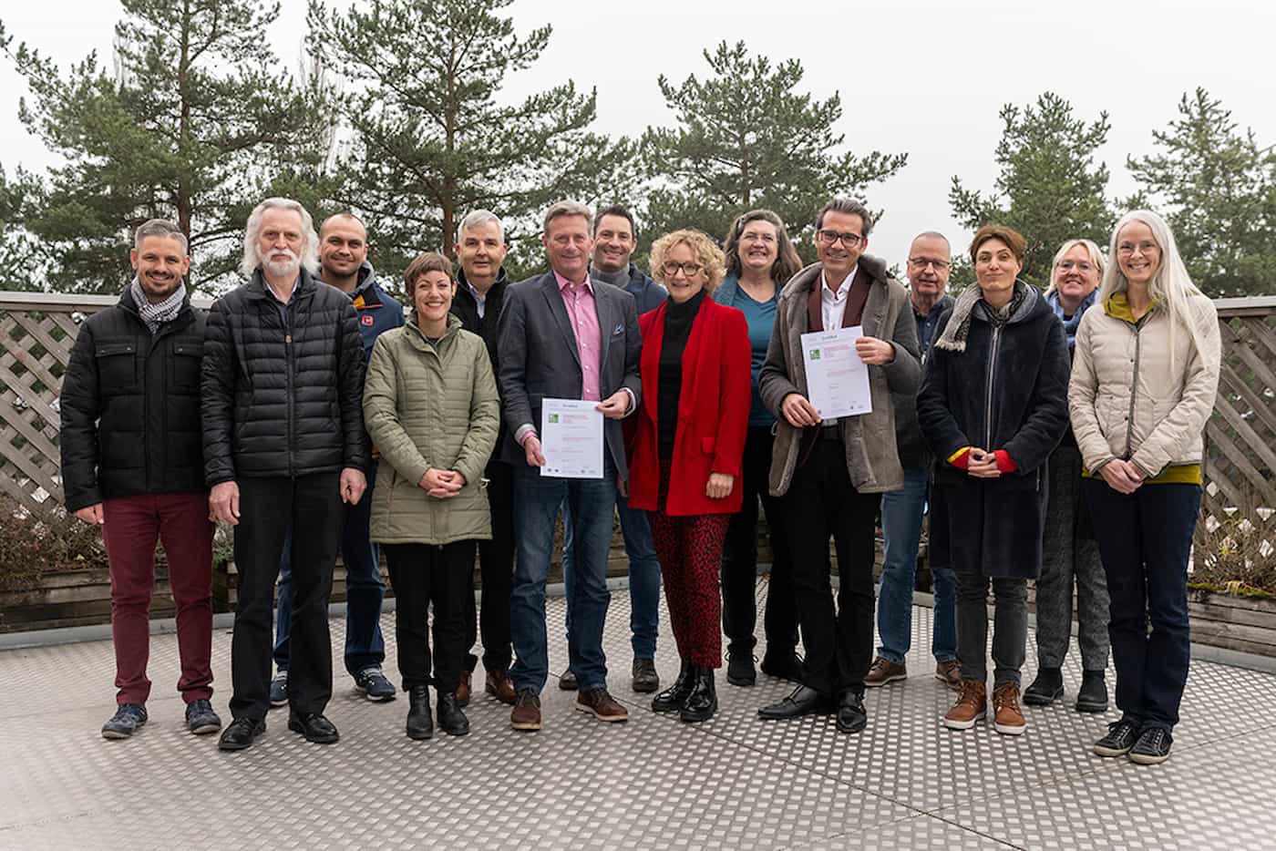 Stolz auf die neusten Qualitätsauszeichnungen: die hpz-AbteilungsleiterInnen der beiden Bereiche Werkstätten und Wohnen zusammen mit Christian Hausmann (Geschäftsführer) und Philipp Wanger (Präsident).