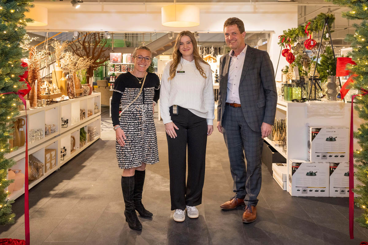 Gioia Sinnesberger (mitte) und ihr Deko-Team haben den Weihnachtsmarkt in eine einladende, märchenhafte Weihnachtswelt verwandelt