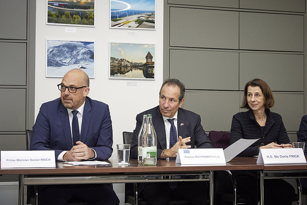 Regierungschef Daniel Risch, EU-Botschafter Petros Mavromichalis und Botschafterin Doris Frick.(Quelle: Andreas von Gunten)