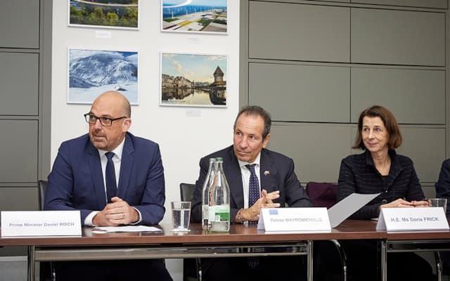 Regierungschef Daniel Risch, EU-Botschafter Petros Mavromichalis und Botschafterin Doris Frick.(Quelle: Andreas von Gunten)