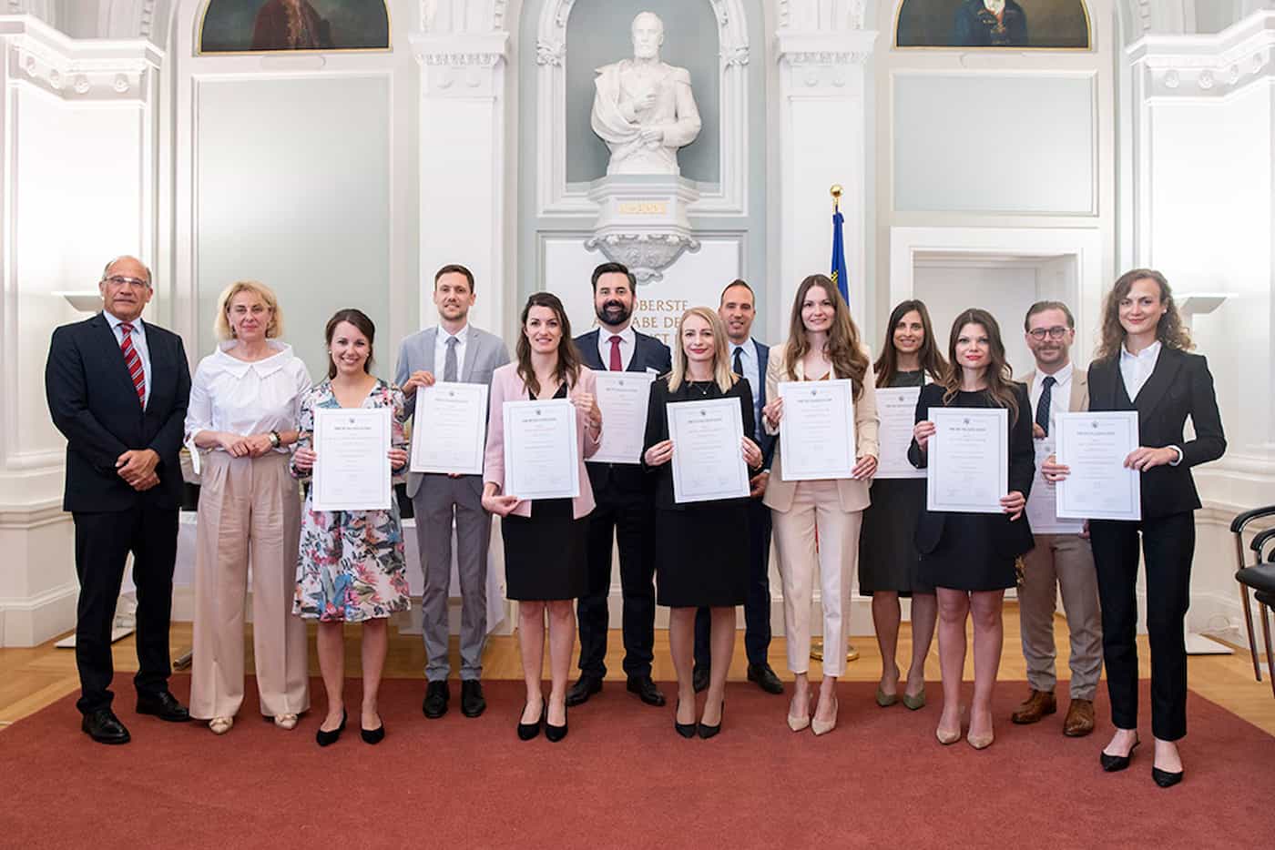 Hilmar Hoch (Vorsitzender Prüfungskommission), Justizministerin Graziella Marok-Wachter, die Diplomandinnen und Diplomanden: Anna Hirschlehner-Montani, Philip Rieger, Melanie Eberle, Lukas Moser, Martina Knünz, Manuel Walser (Rechtsanwaltskammer) und Lisa Sartor, Sabrina Tschofen, Sarah Hasler, Lukas Rattacher sowie Tijana Braubach 