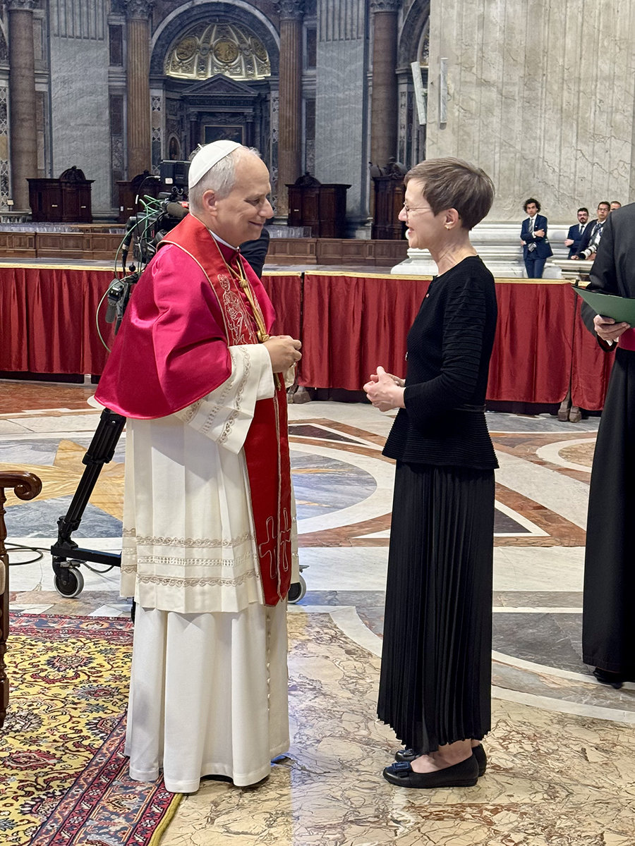 Papst Leo XIV. im Gespräch mit Regierungschefin Brigitte Haas (Quelle: IKR/Stephan Agnolazza)