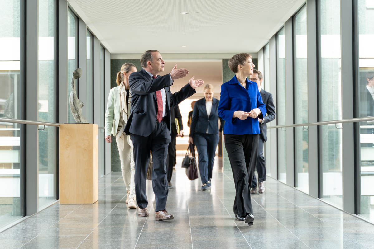 Der hessische Finanzminister Ralph Alexander Lorz und Regierungschefin Brigitte Haas. (Quelle: Hessische Staatskanzlei)