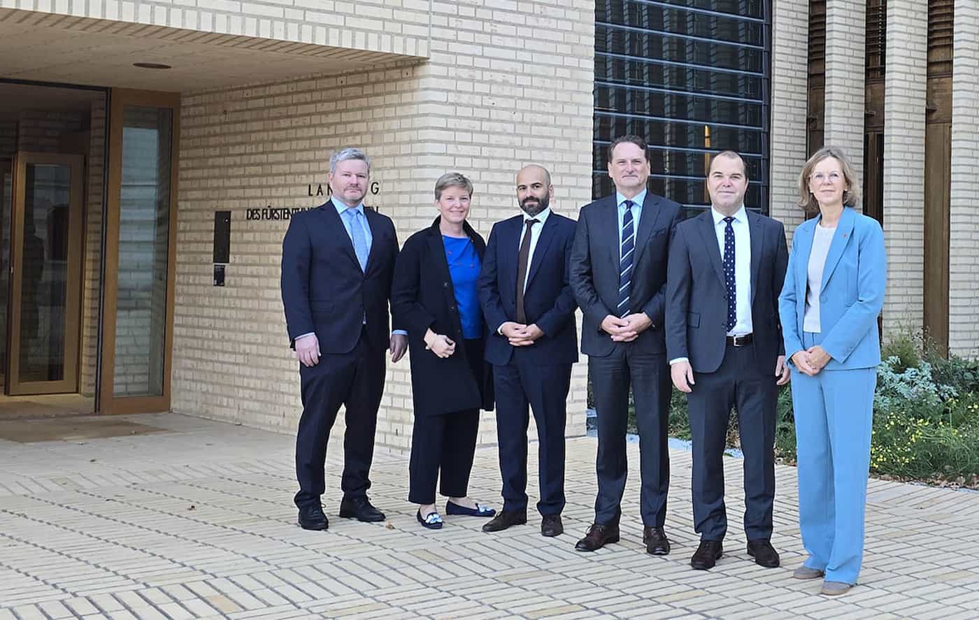 Stefan Hassler (Landtagssekretär), Isabel Fehr (LRK), Arash Rahimi Afshari (IKRK), Pierre Krähenbühl (IKRK-Generaldirektor), Manfred Kaufmann (Landtagspräsident), Nicole Matt-Schlegel (LRK), (© PD Landtag)