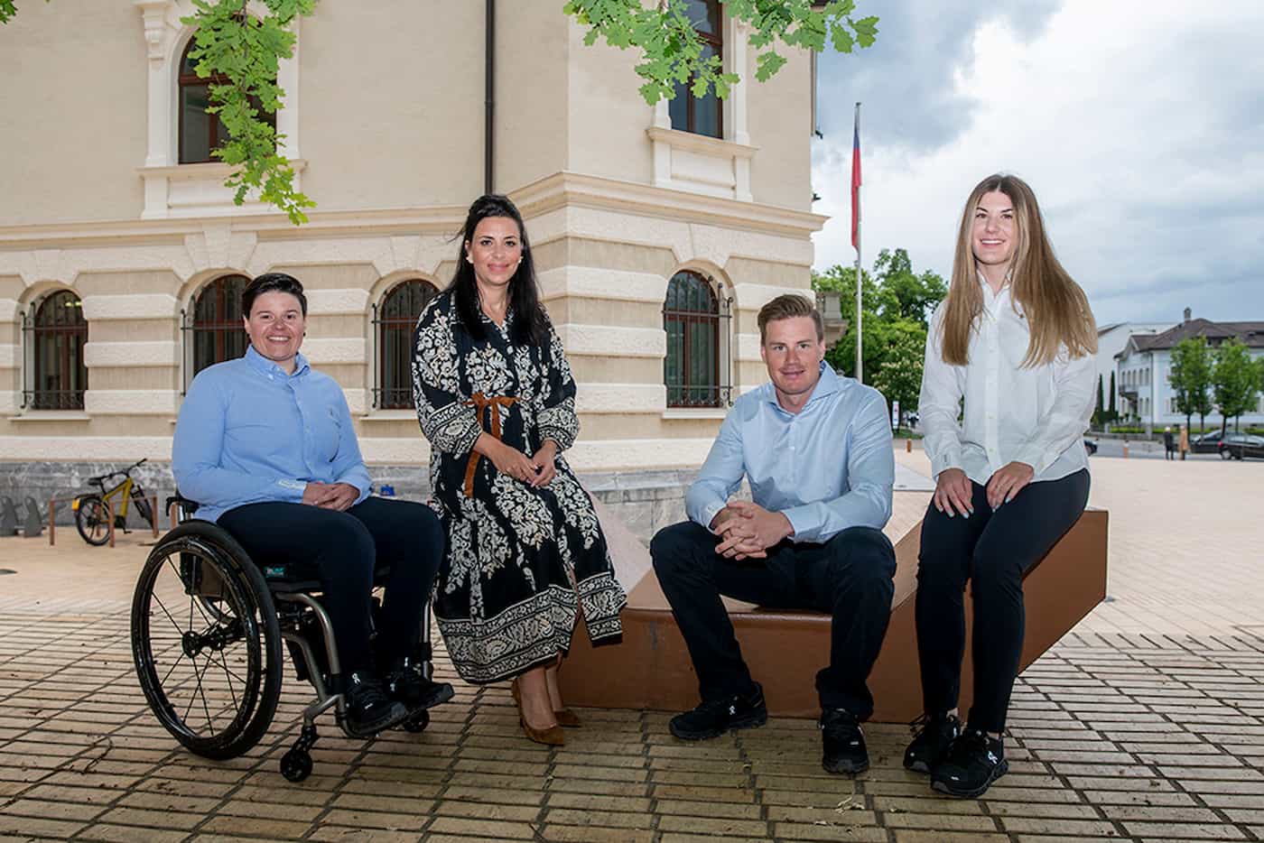 Empfang vor dem Regierungsgebäude: Sarah Hundert, Sportministerin Dominique Hasler, Marco Pfiffner und Nina Riedener