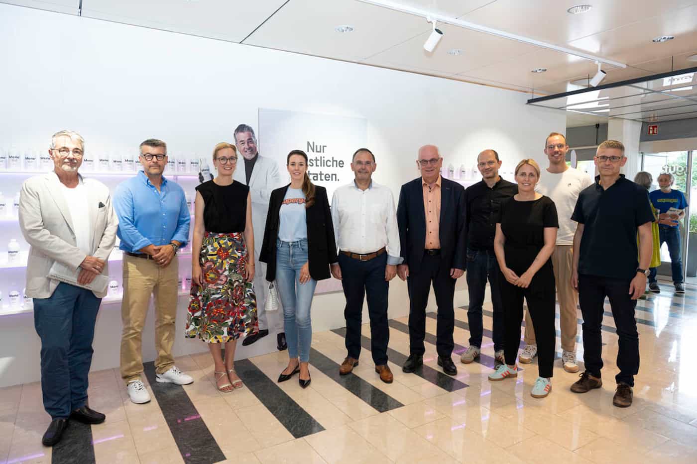 (v.l.) Schauspieler Stefan Gubser, alias Dr. Mo No; Jürgen Kühnis; Regierungschef-Stellvertreterin Sabine Monauni; Michèle Frey-Hilti, Stiftungsratspräsidentin der Hilti Family Foundation, Klaus Risch, Gemeindevorsteher Schaan Daniel Hilti, Axel Eckstein; Michelle Kranz; Cédric Wyss; Gerry Frick
