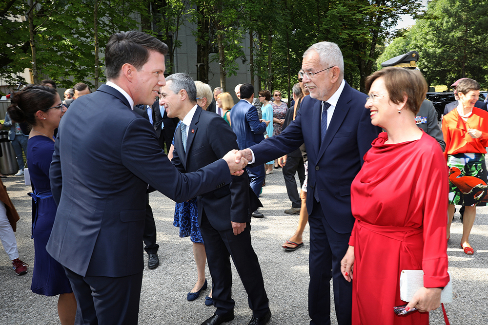 Regierungsrat Manuel Frick und der österreichische Bundespräsident Alexander Van der Bellen mit Gattin Doris Schmidauer
