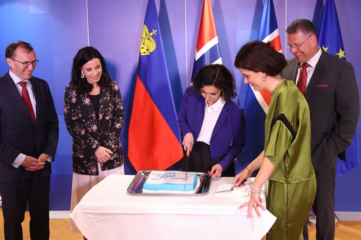 30 Jahre EWR: Espen Barth Eide (Aussenminister Norwegen), Regierungsrätin Dominique Hasler (Aussenministerin Liechtenstein), Hadja Lahbib (Aussenministerin Belgien), Þórdís Kolbrún Reykfjörð Gylfadóttir, (Aussenministerin Island) und Maroš Šefčovič, (Exekutiv Vize-Präsident Europäische Kommission). (Quelle: Elio Germani)
